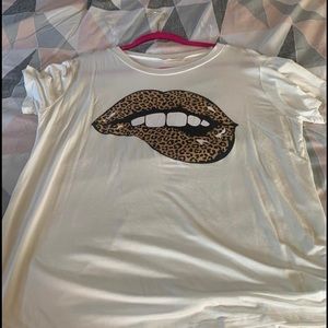 Graphic tee lips with cheetah print